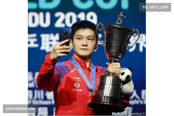 樊振东四度捧起世界杯冠军奖杯回顾19岁初登顶到如今的卓越征程